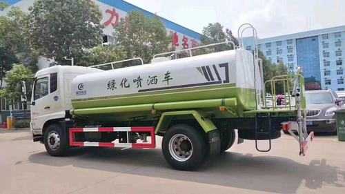 洒水车进口的有什么（国产洒水车）