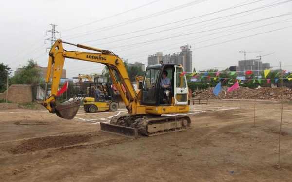 青岛什么地方学挖土机（青岛挖掘机培训学校学费多少钱学开挖掘机多长时间骏大）