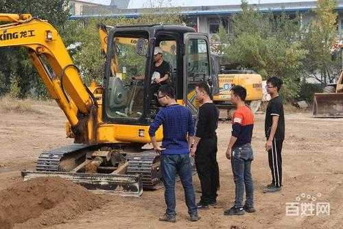 青岛什么地方学挖土机（青岛挖掘机培训学校学费多少钱学开挖掘机多长时间骏大）