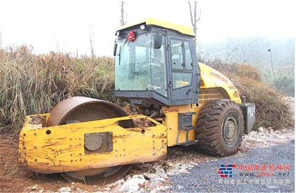 山推压路机钢轮加什么油（山推压路机26吨配置）