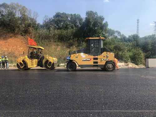 沥青路机械叫什么意思（沥青道路施工用什么机械）