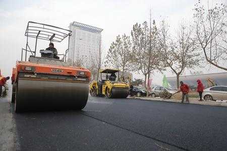 压路机压路面起波什么原因（压路机压过的路面是什么形状）