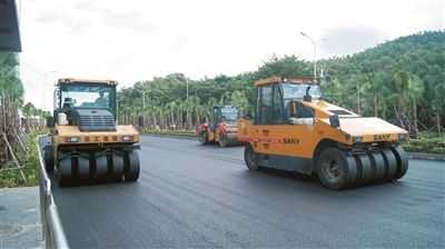 压路机压路面起波什么原因（压路机压过的路面是什么形状）