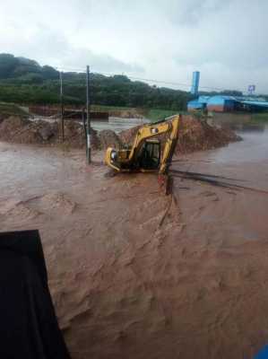 为什么挖掘机下雨天不开（挖掘机下雨天用不用遮着）