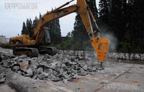 挖机破路面机器叫什么意思（破除路面的挖机是什么机械）